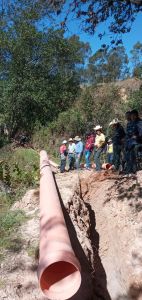 Peru: Volunteers lay pipe for water