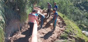Peru: Volunteers lift pipe into place.